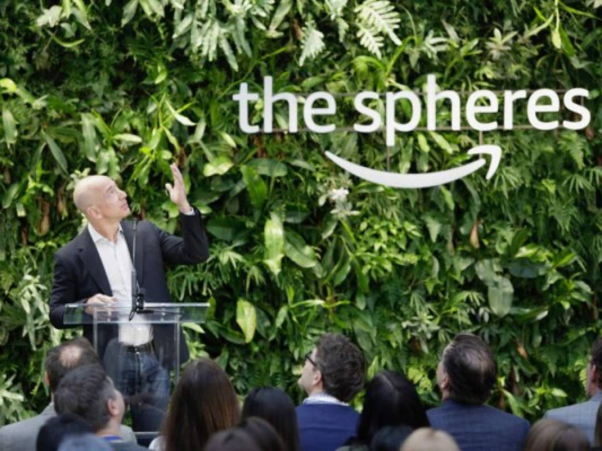 Amazon inauguró esta semana en la ciudad estadounidense de Seattle tres gigantes esferas transparentes llenas de plantas, pensadas para mejorar las condiciones de trabajo de sus empleados.