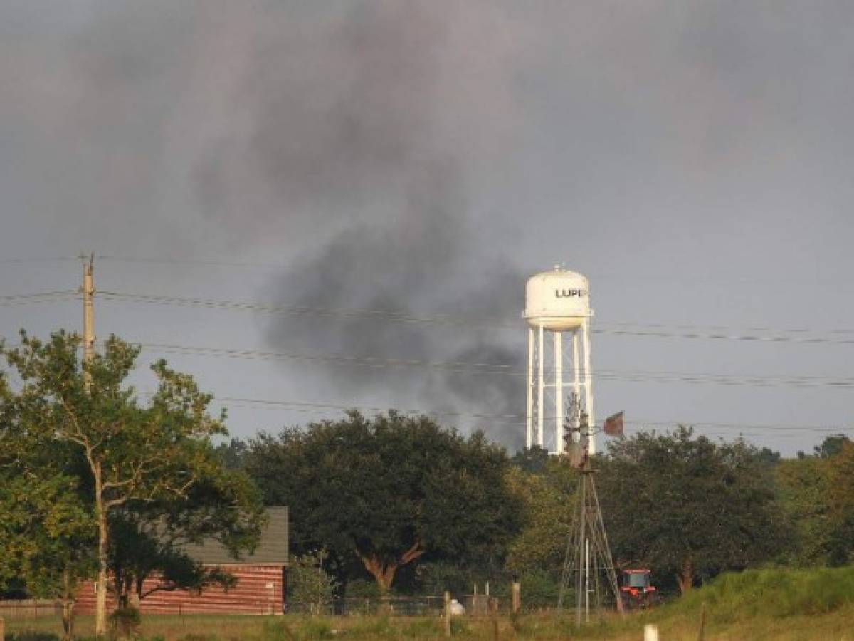 Llamas y denso humo en la química Arkema en Texas