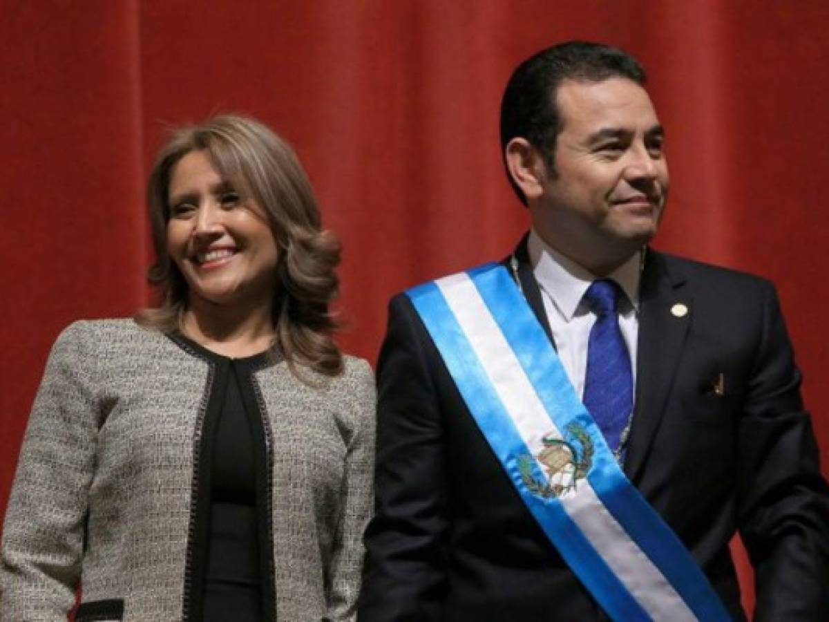 Guatemala: Esposa de Jimmy Morales viaja a España mientras el MP comienza investigación en su contra