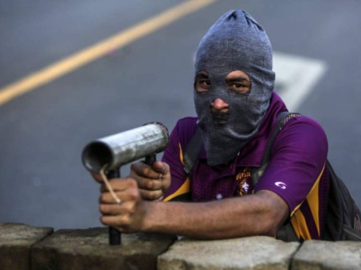 A demonstrator aims a home-made mortar while resuming protests after peace talks between the government and opposition collapsed, in Leon, some 100km from Managua on May 24, 2018.Since protests began on April 18, 76 people have been killed and more than 800 wounded, according to a preliminary report of the Inter-American Commission on Human Rights. / AFP PHOTO / INTI OCON