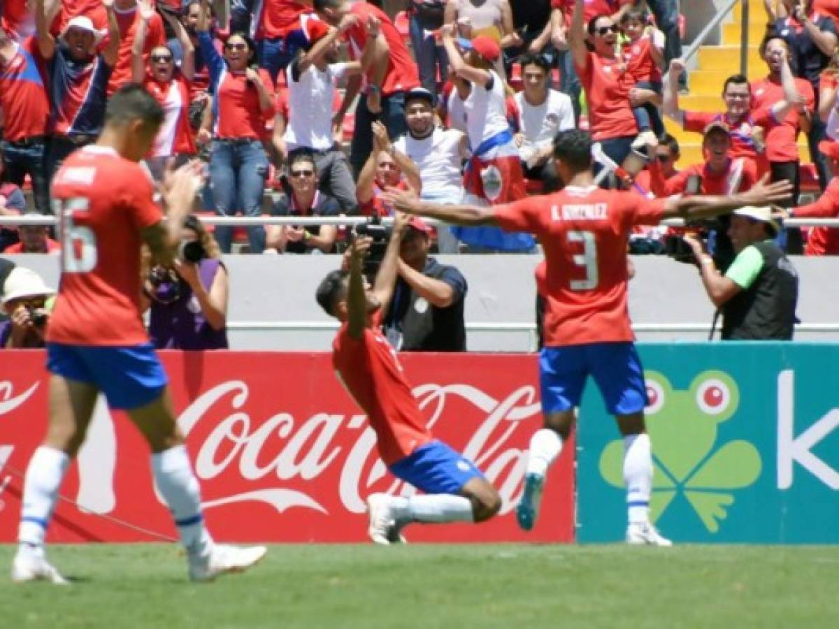 Jugadores de Costa Rica celebran un gol contra Irlanda del Norte en un partido amistoso en San José. / AFP PHOTO / EZEQUIEL BECERRA
