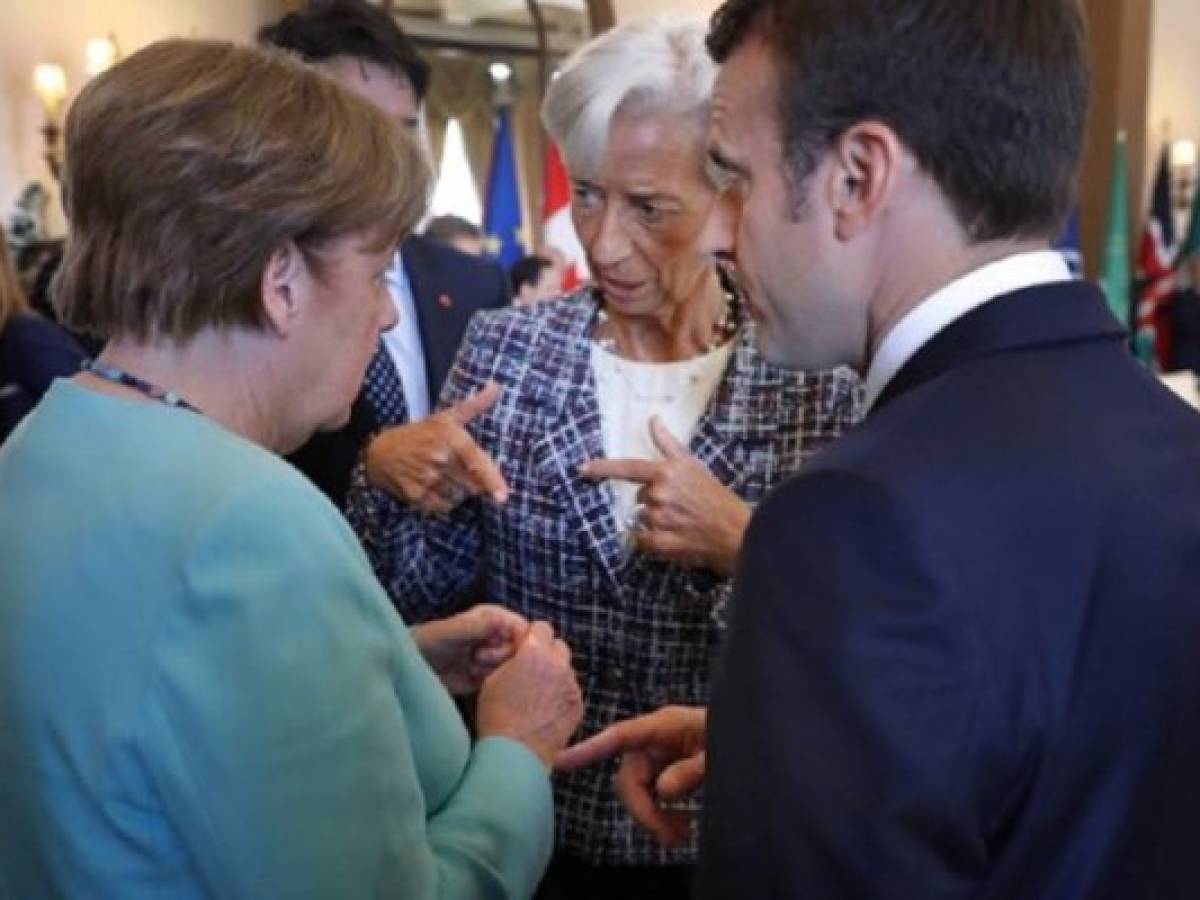 Angela Merkel y el nuevo presidente francés, Emmanuel Macron, ante la mirada de Christine Lagarde, presidenta del FMI. (Foto: AFP). Angela Merkel y el nuevo presidente francés, Emmanuel Macron, ante la mirada de Christine Lagarde, presidenta del FMI. (Foto: AFP).
