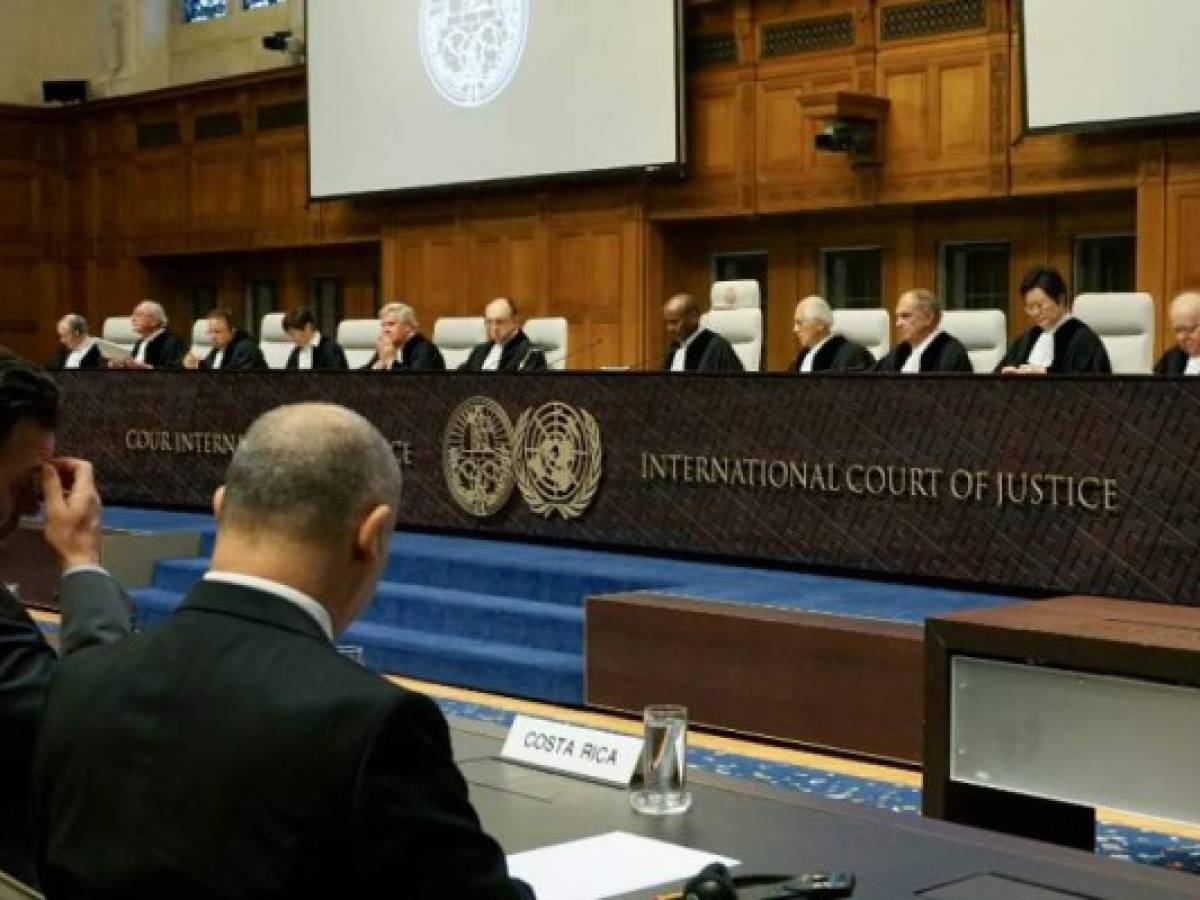 Representatives for Costa Rica listen as judge Abdulqawi Ahmed Yusuf (C) as International Court of Justice judges start reading their verdict in a compensation claim before the UNs top court on February 2, 2018 in The Hague as the UN's highest court ordered Nicaragua to pay less than $380,000 to Costa Rica in compensation for damaging protected wetlands on the river San Juan.The sum was well below the $6.7 million demanded by Costa Rica for the environmental harm done to the area, and to compensate its efforts to restore it. / AFP PHOTO / Jan HENNOP
