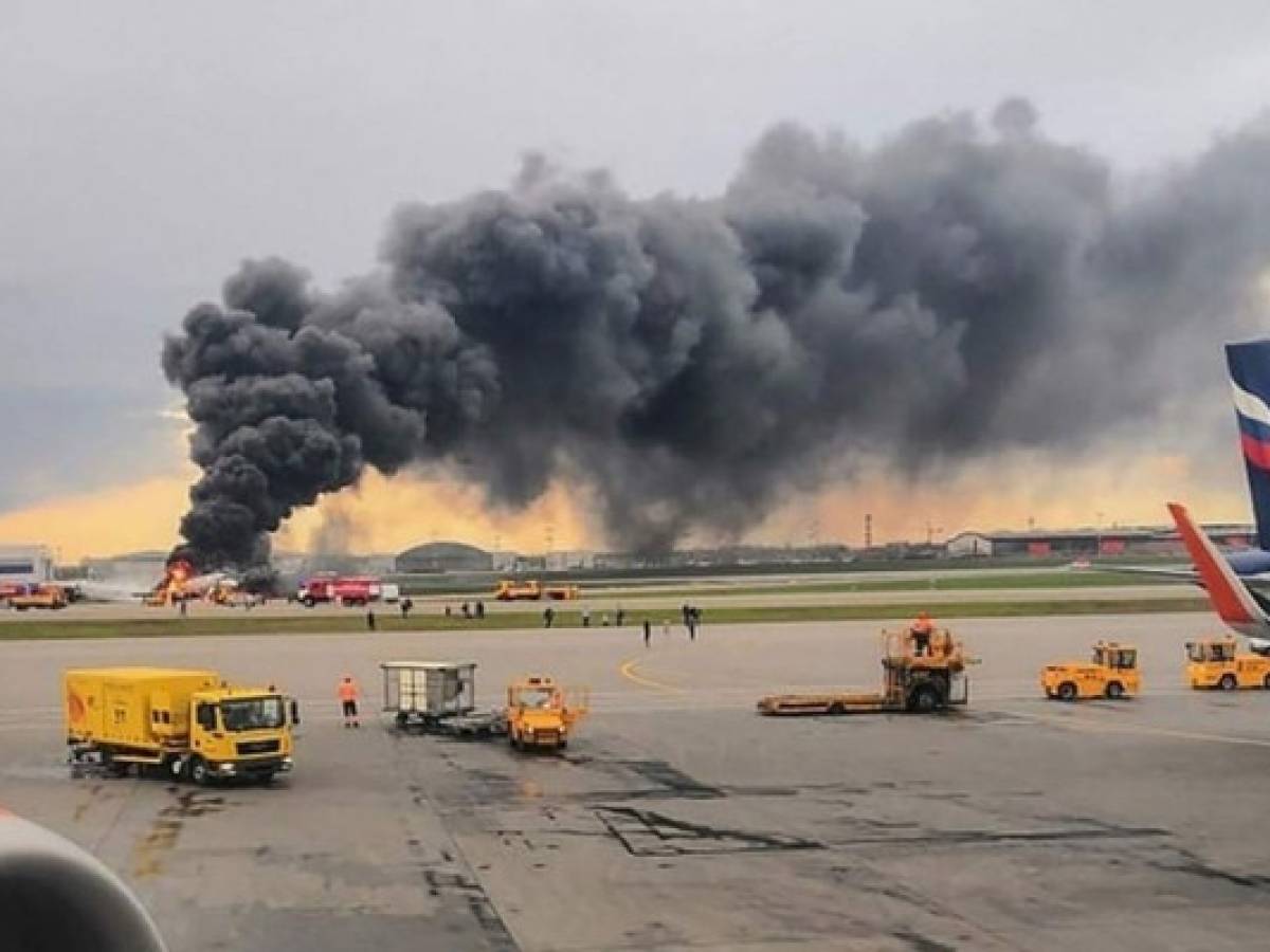 Al menos 13 muertos deja incendio de avión ruso de la aerolínea Aeroflot