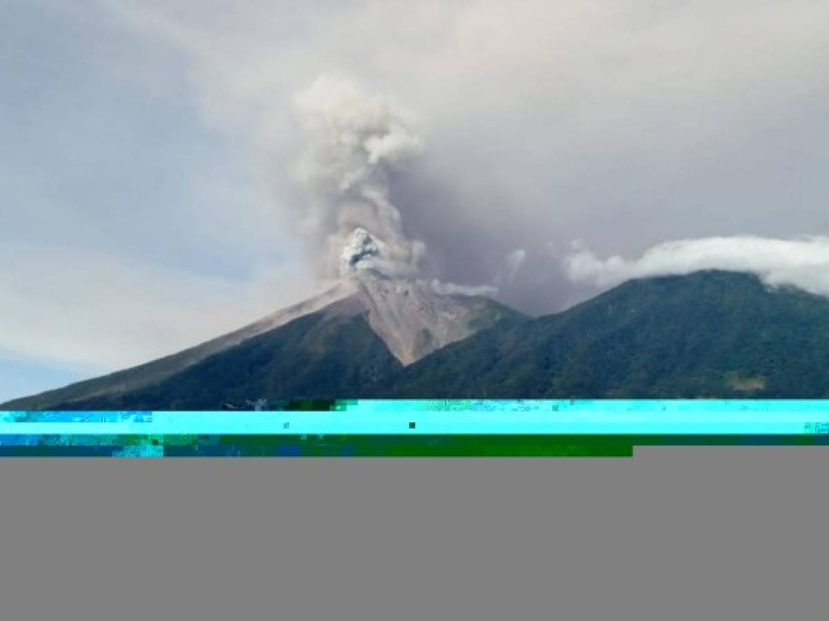 El Volcán de Fuego expulsó columnas de lava de unos 500 metros sobre el cráter con descensos de flujos piroclásticos, una mezcla de gases, ceniza y rocas ardientes, en barrancos del oeste del macizo. El Volcán de Fuego expulsó columnas de lava de unos 500 metros sobre el cráter con descensos de flujos piroclásticos, una mezcla de gases, ceniza y rocas ardientes, en barrancos del oeste del macizo.
