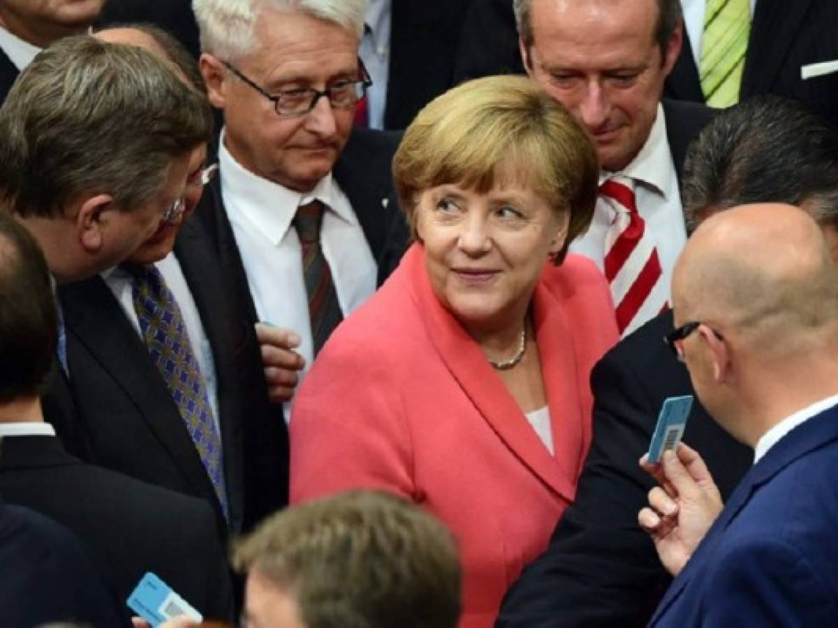 Diputados alemanes dan luz verde a Merkel para negociar ayuda a Grecia