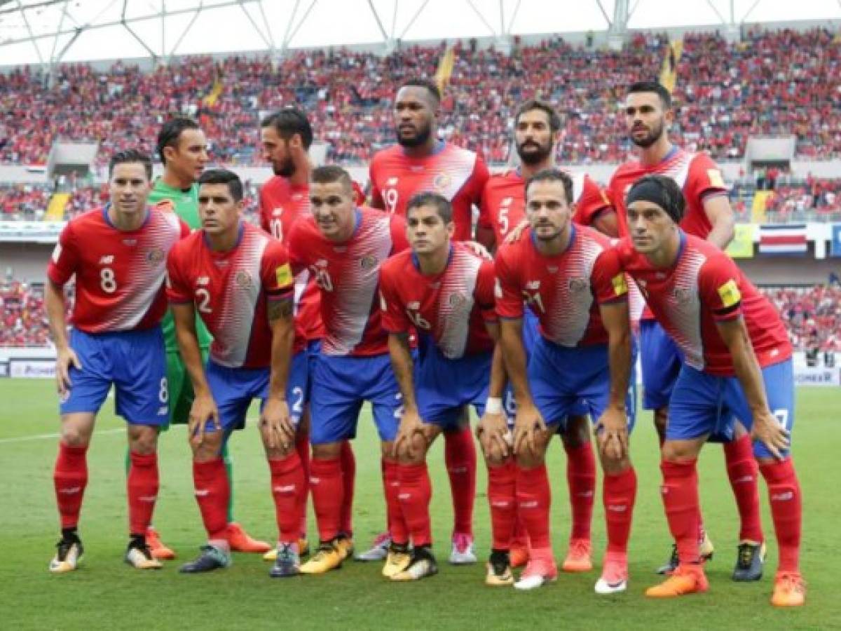 Costa Rica's football team poses for a picture before their 2018 World Cup qualifier football match against Honduras, in San Jose on October 7, 2017. / AFP PHOTO / Jorge RENDON