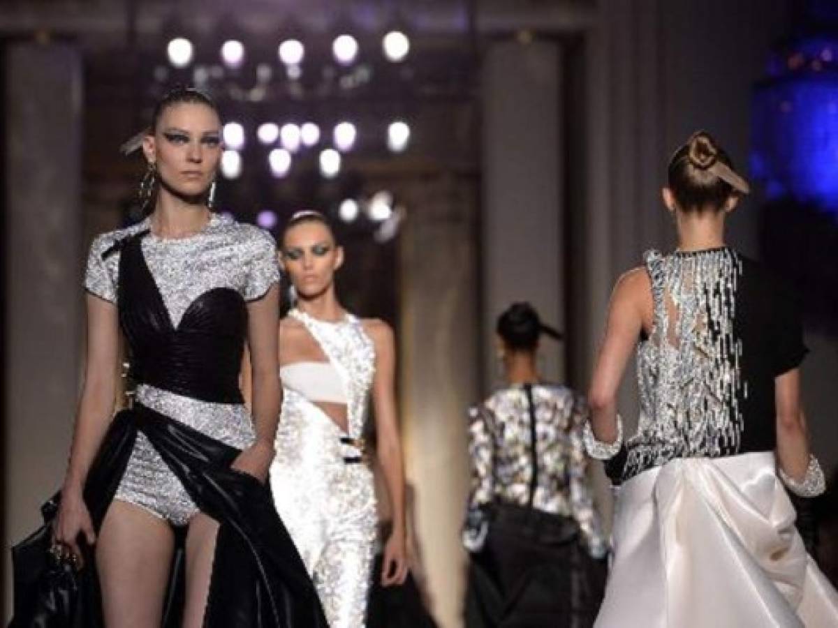 Fashion business: Versace lanzó desfiles de alta costura en París