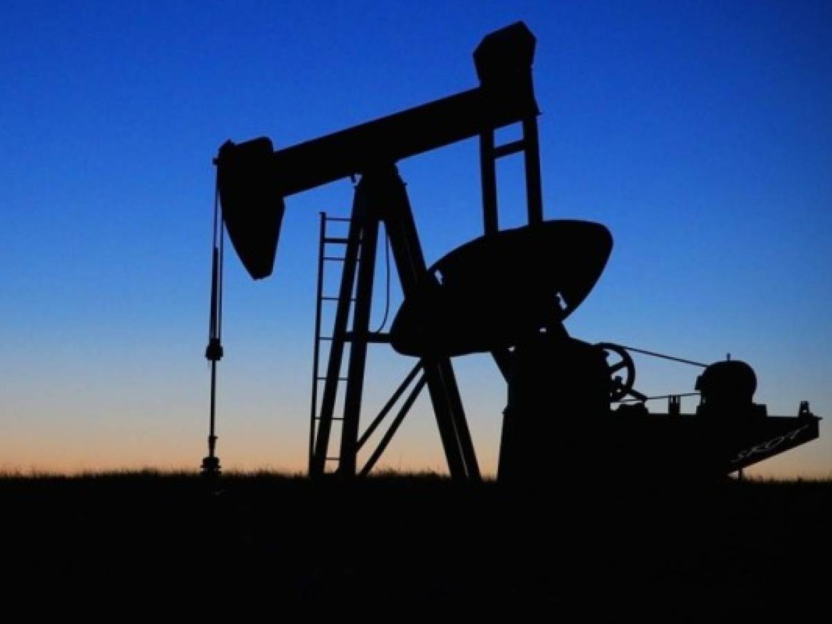 La OPEP debate bajar la producción de petróleo para frenar caída de precios