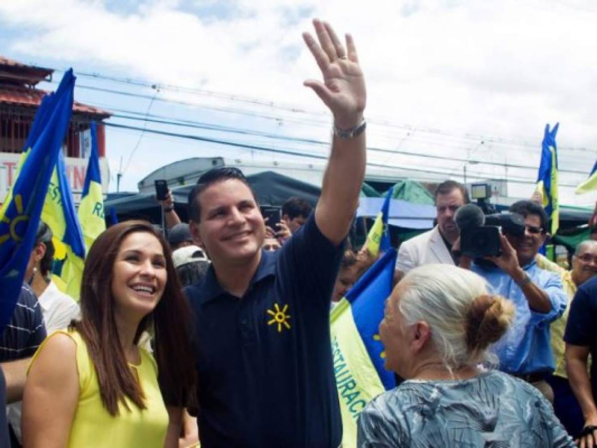 Fabricio Alvarado, candidato a la presidencia de Costa Rica por la RN, cerró su campaña en Desamparados, junto a su esposa Laura Moscoa. Fabricio Alvarado, candidato a la presidencia de Costa Rica por la RN, cerró su campaña en Desamparados, junto a su esposa Laura Moscoa.