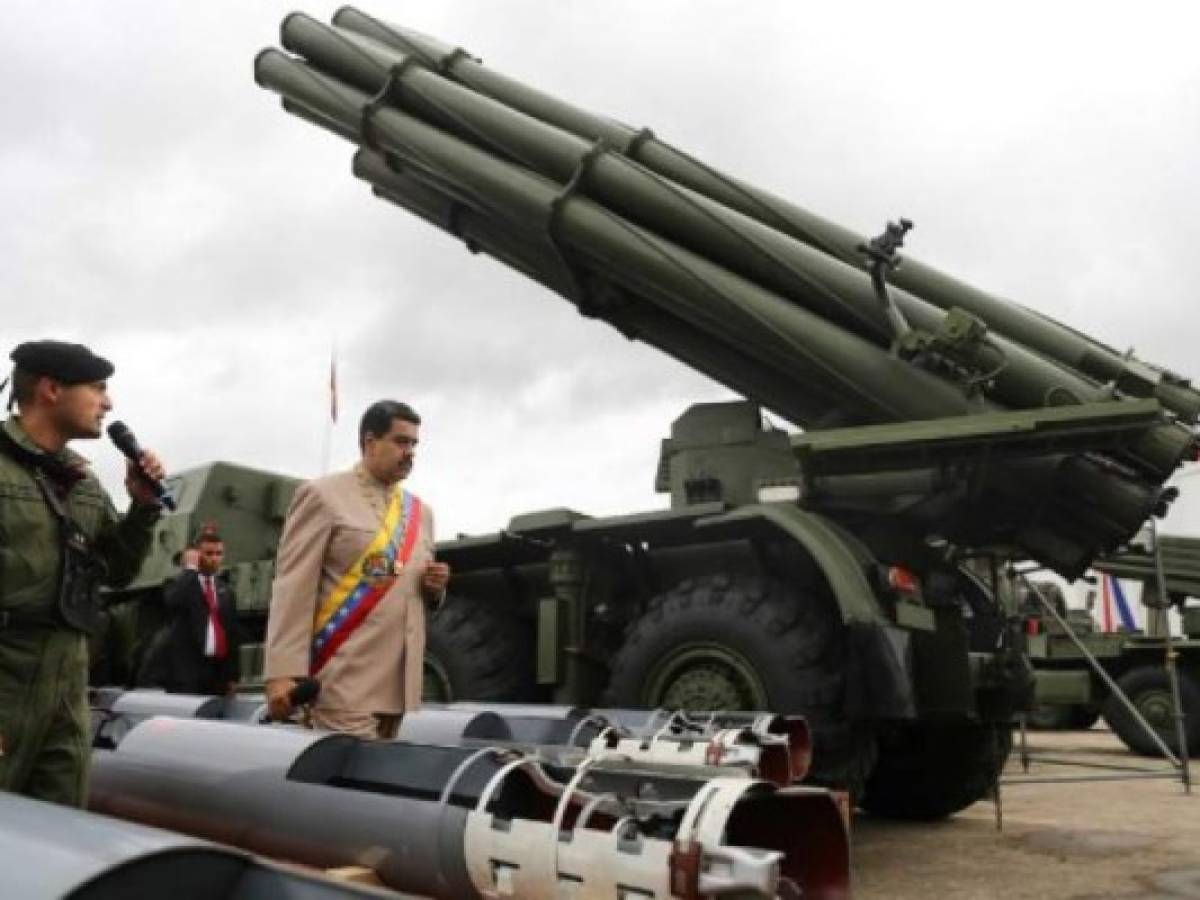 This handout picture released by the Venezuelan presidency shows Venezuelan President Nicolas Maduro (C) during a military parade in Caracas on June 24, 2017. / AFP PHOTO / Venezuelan Presidency / MARCELO_GARCIA / XGTY / RESTRICTED TO EDITORIAL USE-MANDATORY CREDIT 'AFP PHOTO/PRESIDENCIA DE VENEZUELA/MARCELO GARCIA/HO' NO MARKETING NO ADVERTISING CAMPAIGNS-DISTRIBUTED AS A SERVICE TO CLIENTS-GETTY OUT This handout picture released by the Venezuelan presidency shows Venezuelan President Nicolas Maduro (C) during a military parade in Caracas on June 24, 2017. / AFP PHOTO / Venezuelan Presidency / MARCELO_GARCIA / XGTY / RESTRICTED TO EDITORIAL USE-MANDATORY CREDIT 'AFP PHOTO/PRESIDENCIA DE VENEZUELA/MARCELO GARCIA/HO' NO MARKETING NO ADVERTISING CAMPAIGNS-DISTRIBUTED AS A SERVICE TO CLIENTS-GETTY OUT