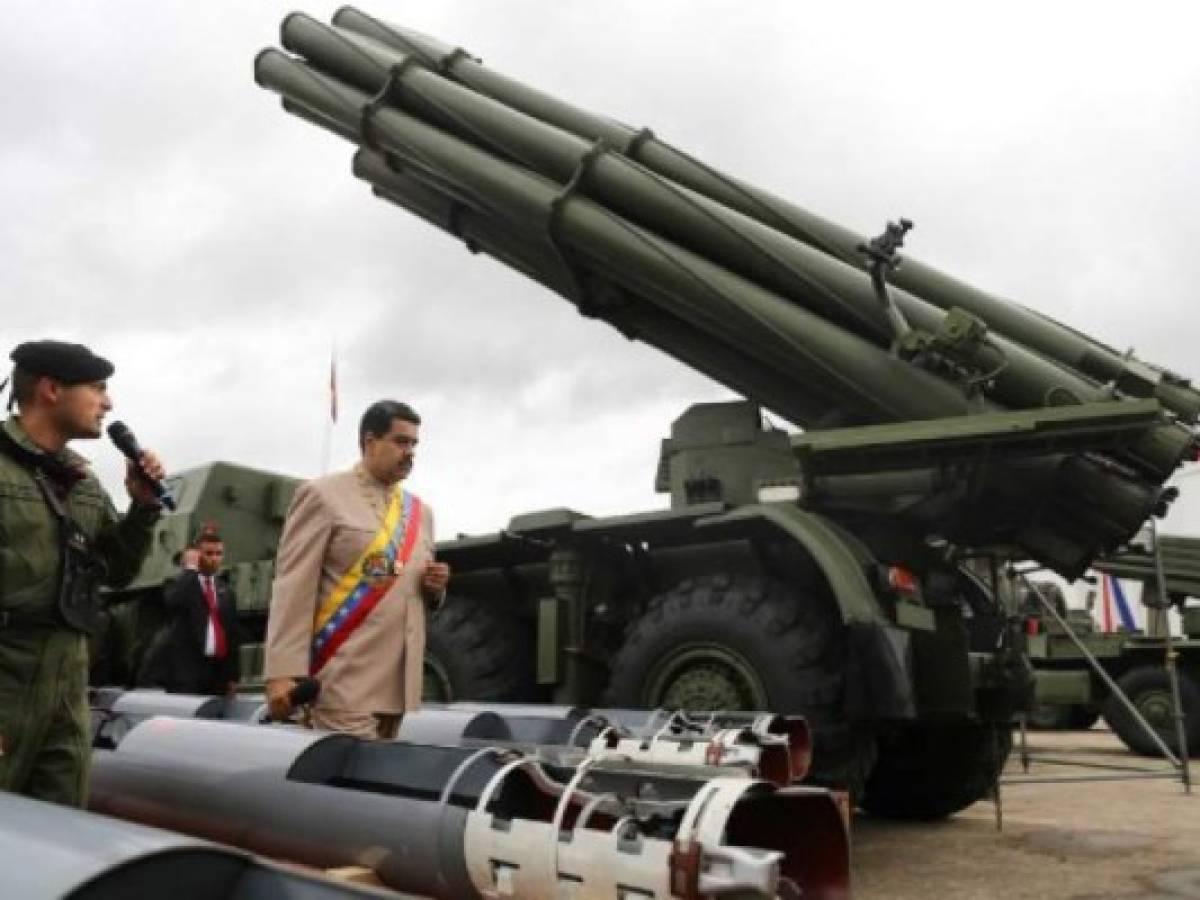 This handout picture released by the Venezuelan presidency shows Venezuelan President Nicolas Maduro (C) during a military parade in Caracas on June 24, 2017. / AFP PHOTO / Venezuelan Presidency / MARCELO_GARCIA / XGTY / RESTRICTED TO EDITORIAL USE-MANDATORY CREDIT 'AFP PHOTO/PRESIDENCIA DE VENEZUELA/MARCELO GARCIA/HO' NO MARKETING NO ADVERTISING CAMPAIGNS-DISTRIBUTED AS A SERVICE TO CLIENTS-GETTY OUT