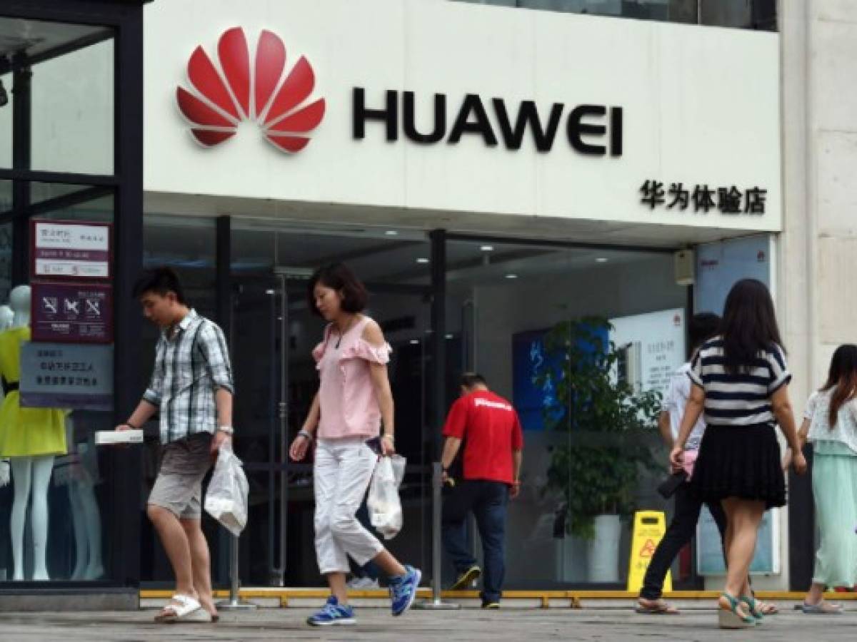 Arrestan a jefe de ventas de celulares de Huawei en China