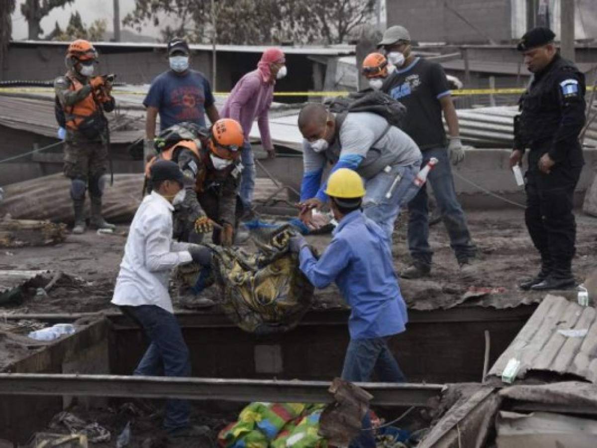 Rescatistas recuperan el cuerpo de una víctima de la erupción del volcán de Fuego en San Miguel Los Lotes, Escuintla. AFP PHOTO / Johan ORDONEZ