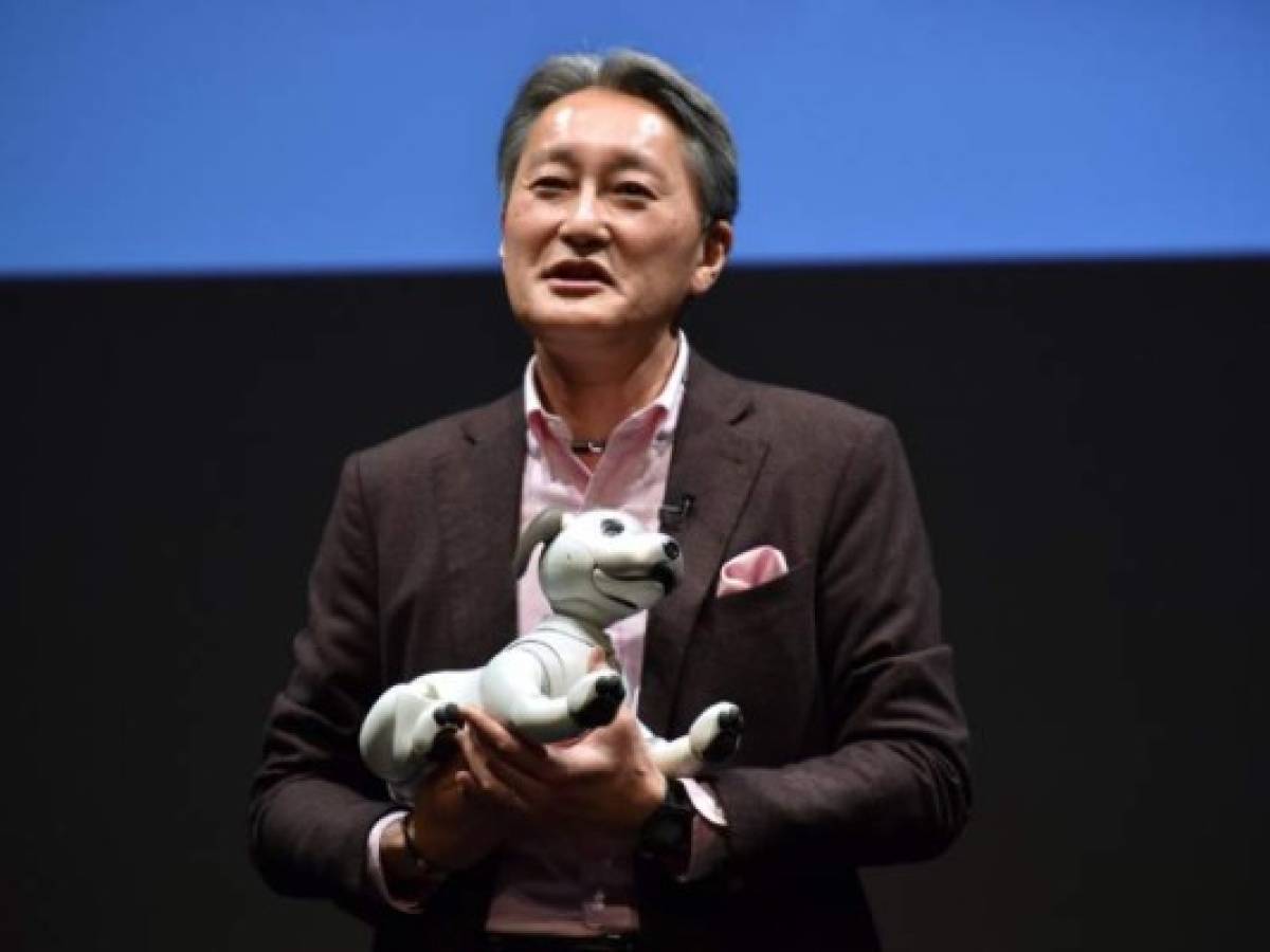 Japan's Sony President and CEO Kazuo Hirai introduces the entertainment robot 'aibo' during a press preview at the company's headquarters in Tokyo on November 1, 2017. Japanese electronics giant Sony is marking the year of the dog by bringing back to life its robot canine -- packed with artificial intelligence and internet capability. / AFP PHOTO / Kazuhiro NOGI Japan's Sony President and CEO Kazuo Hirai introduces the entertainment robot 'aibo' during a press preview at the company's headquarters in Tokyo on November 1, 2017. Japanese electronics giant Sony is marking the year of the dog by bringing back to life its robot canine -- packed with artificial intelligence and internet capability. / AFP PHOTO / Kazuhiro NOGI