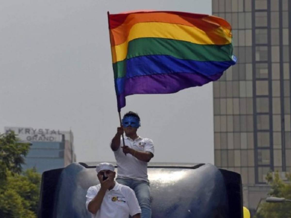 Peña Nieto propone legalizar matrimonio gay en todo México