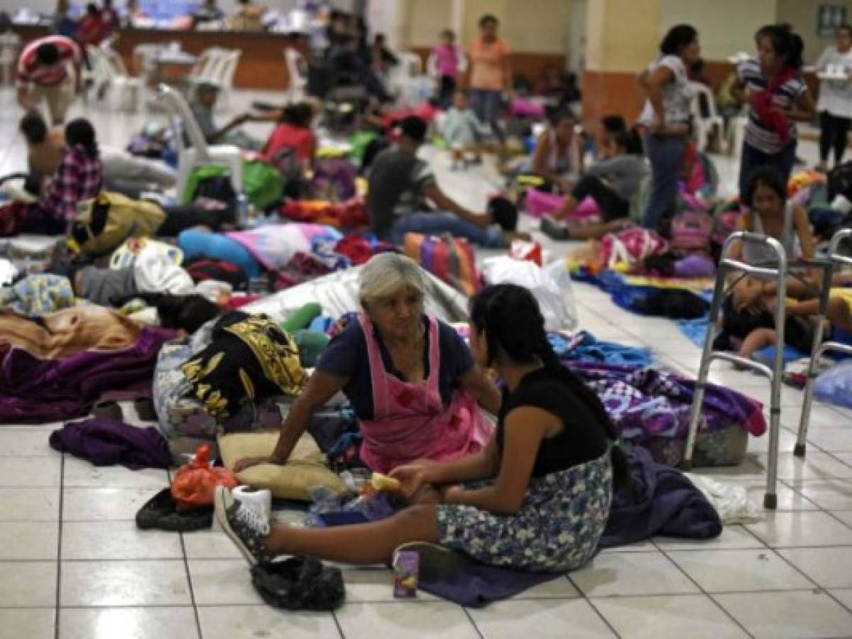 EDITORS NOTE: Graphic content / Residents of several communities safeguard in a temporary shelter in Escuintla department, 35 km south of Guatemala City on June 3, 2018, for fear of new outbursts of Fuego volcano.At least 25 people were killed, according to the National Coordinator for Disaster Reduction (Conred), when Guatemala's Fuego volcano erupted Sunday, belching ash and rock and forcing the airport to close. / AFP PHOTO / Johan ORDONEZ