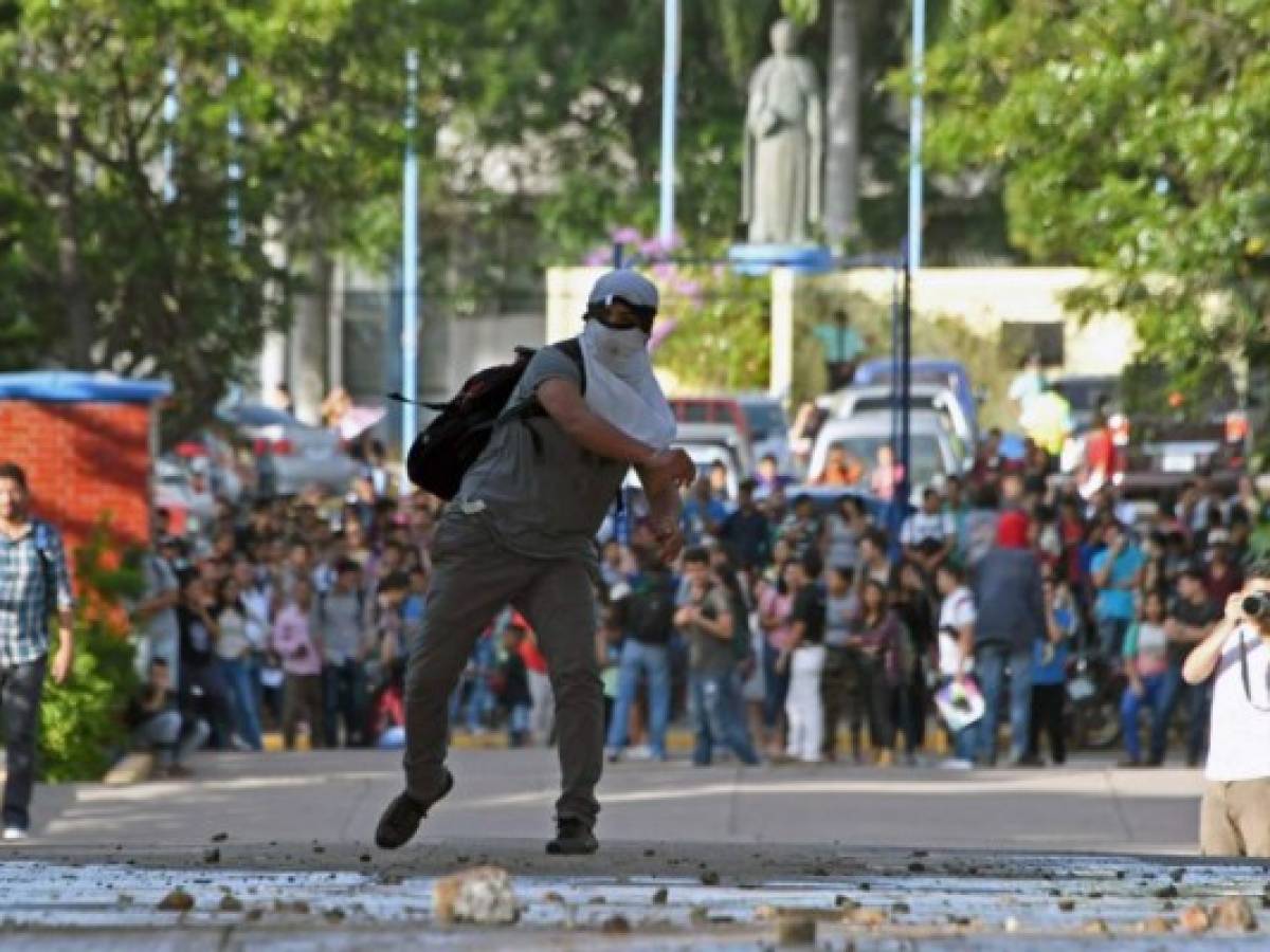 Honduras: Policías reprimen protesta estudiantil contra reelección