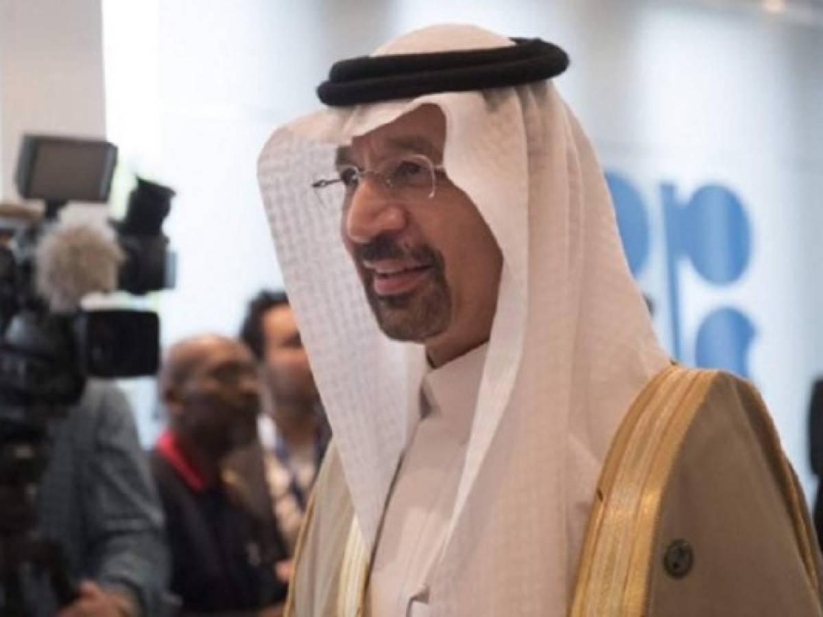 OPEP prolonga reducción de oferta de crudo, y se desploma su precio
