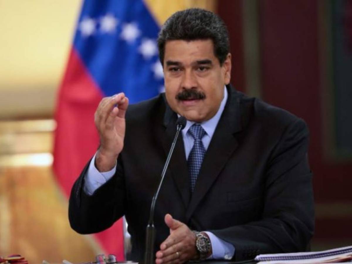 Handout photo released by the Venezuelan Presideny of Venezuela's President Nicolas Maduro saluting next to his wife Cilia Flores during the inauguration of a passenger terminal in La Guaira, Venezuela, on August 20, 2019. - Maduro confirmed Tuesday his government is in contact with Washington, backing US President Donald Trump's earlier declarations. (Photo by Marcelo Garcia / Venezuelan Presidency / AFP) / RESTRICTED TO EDITORIAL USE - MANDATORY CREDIT 'AFP PHOTO / VENEZUELAN PRESIDENCY / MARCELO GARCIA' - NO MARKETING NO ADVERTISING CAMPAIGNS - DISTRIBUTED AS A SERVICE TO CLIENTS