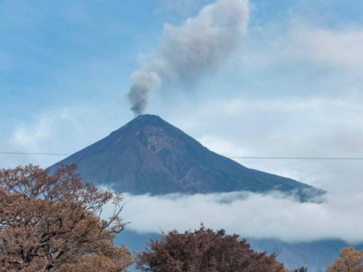 Tres volcanes activos mantienen en alerta a Guatemala