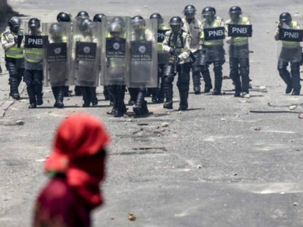 Fuertes disturbios marcan protesta opositora contra Maduro