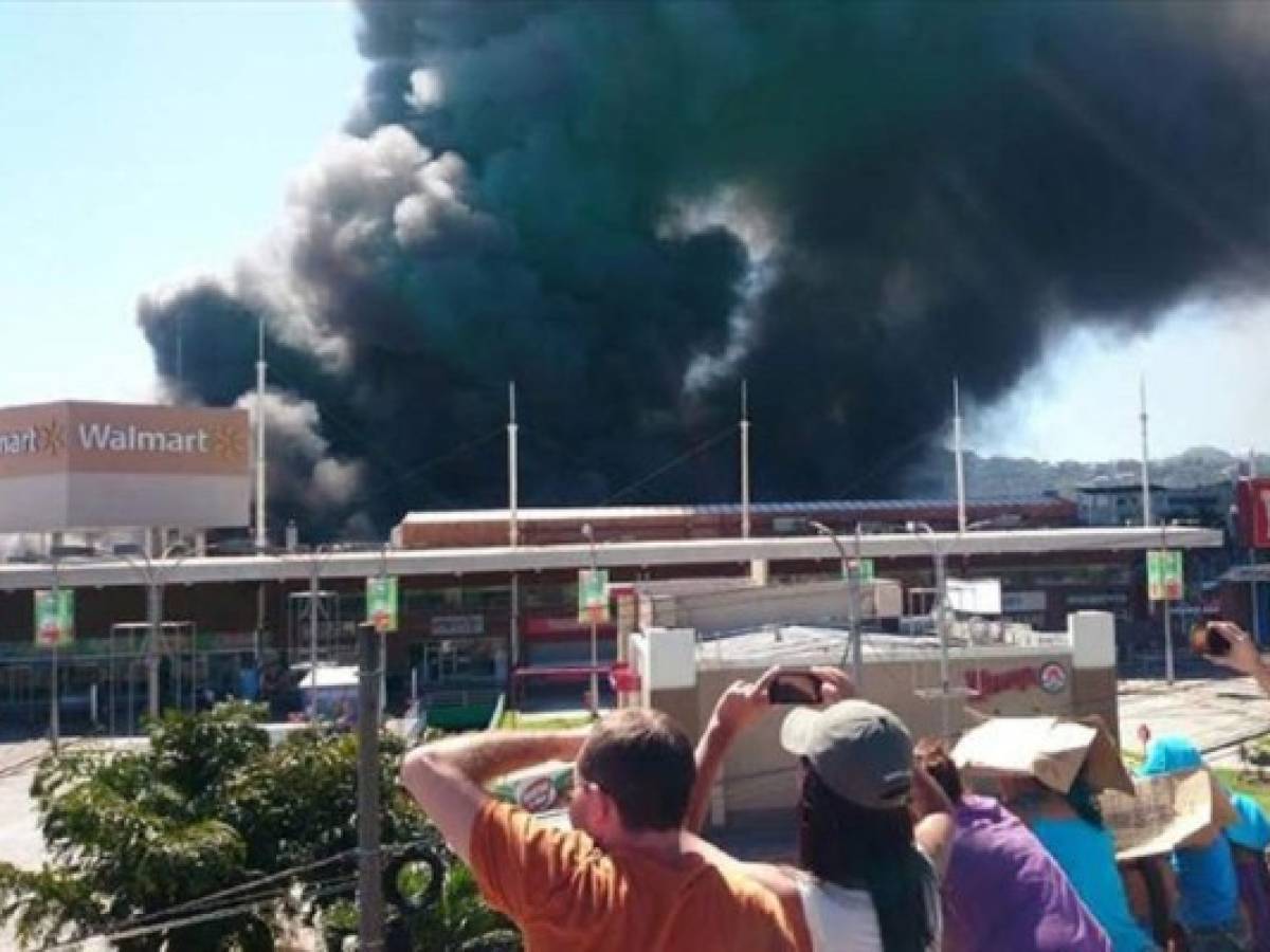 El Salvador: impactante incendio en mall Las Cascadas