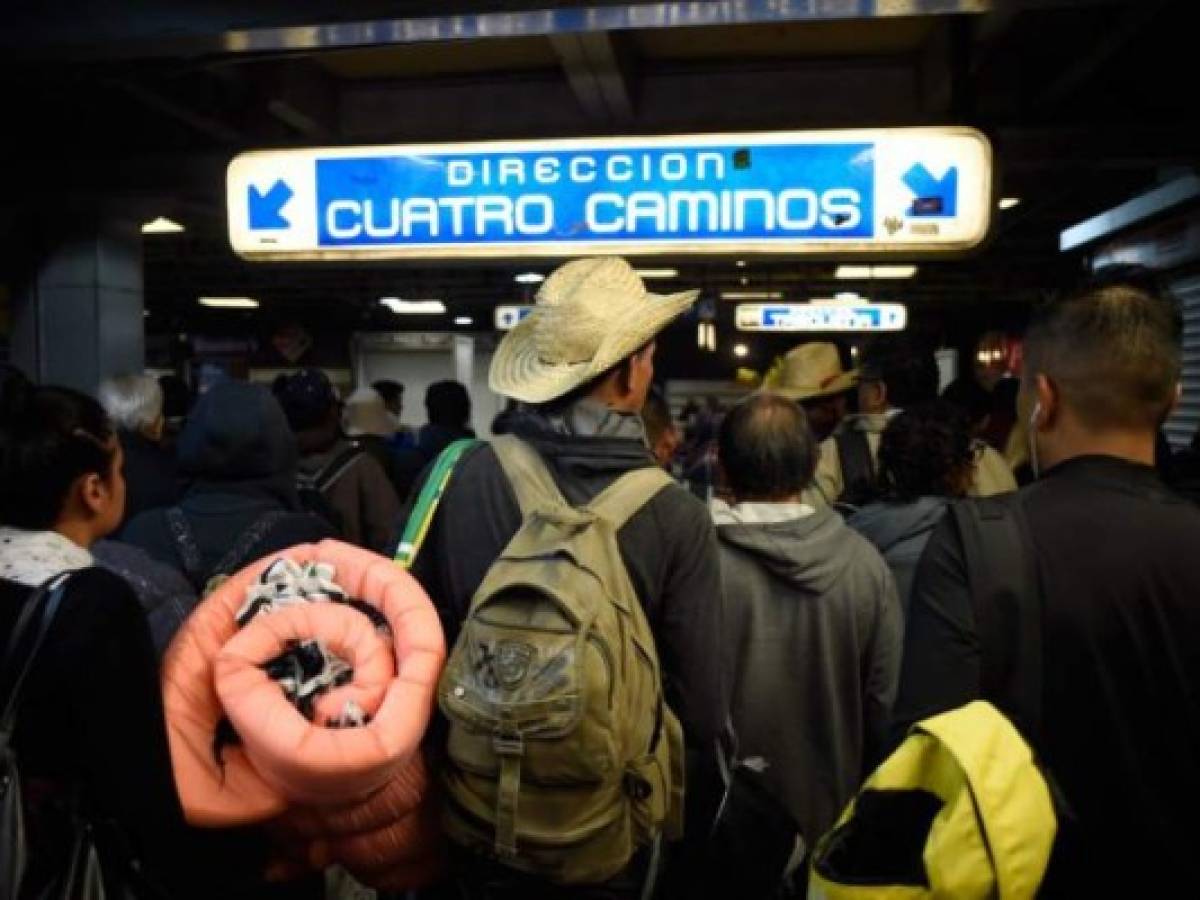 Con niños tomando biberón en brazos o carriolas y otros pequeños caminando en pijama, los fatigados centroamericanos se organizaron en una interminable fila para entrar por grupos al metro capitalino, que abrió sus puertas una hora antes para poder transportar a los migrantes hasta el vecino estado de México. Con niños tomando biberón en brazos o carriolas y otros pequeños caminando en pijama, los fatigados centroamericanos se organizaron en una interminable fila para entrar por grupos al metro capitalino, que abrió sus puertas una hora antes para poder transportar a los migrantes hasta el vecino estado de México.
