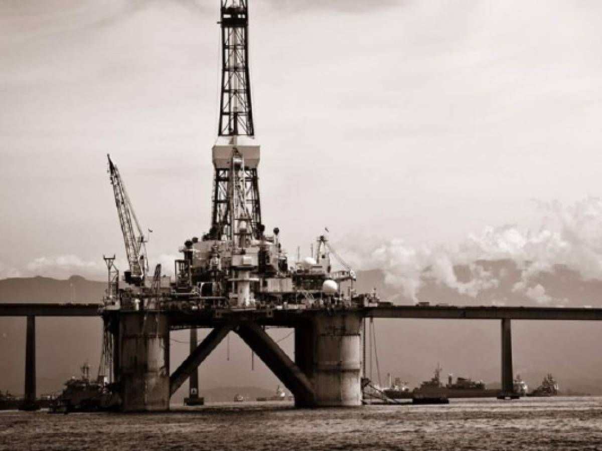 Caída del crudo pone en alerta a petroleras latinoamericanas