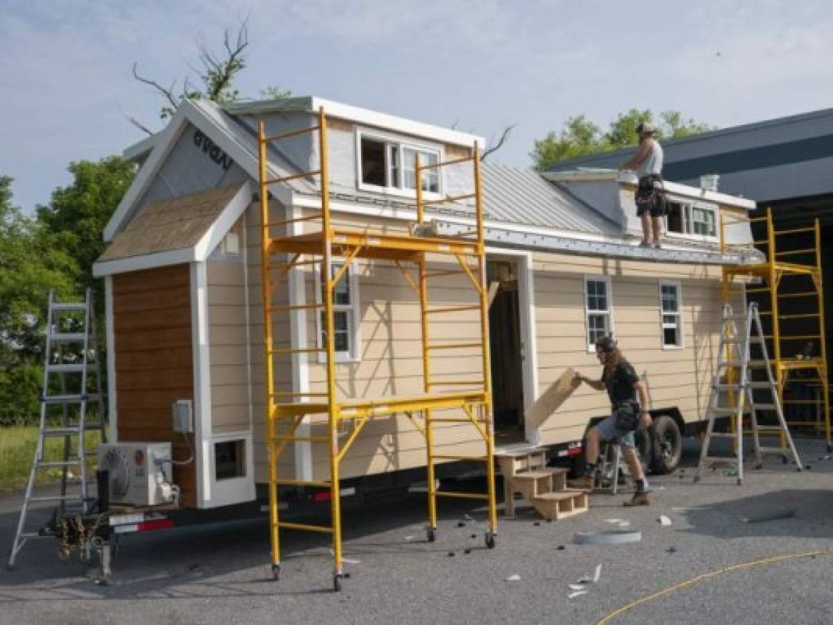 Micah Waltman trabaja en una minivivienda en Liberation Tiny Homes, en Leola, Pennsylvania. Foto por Don Emmert / AFP. Micah Waltman trabaja en una minivivienda en Liberation Tiny Homes, en Leola, Pennsylvania. Foto por Don Emmert / AFP.
