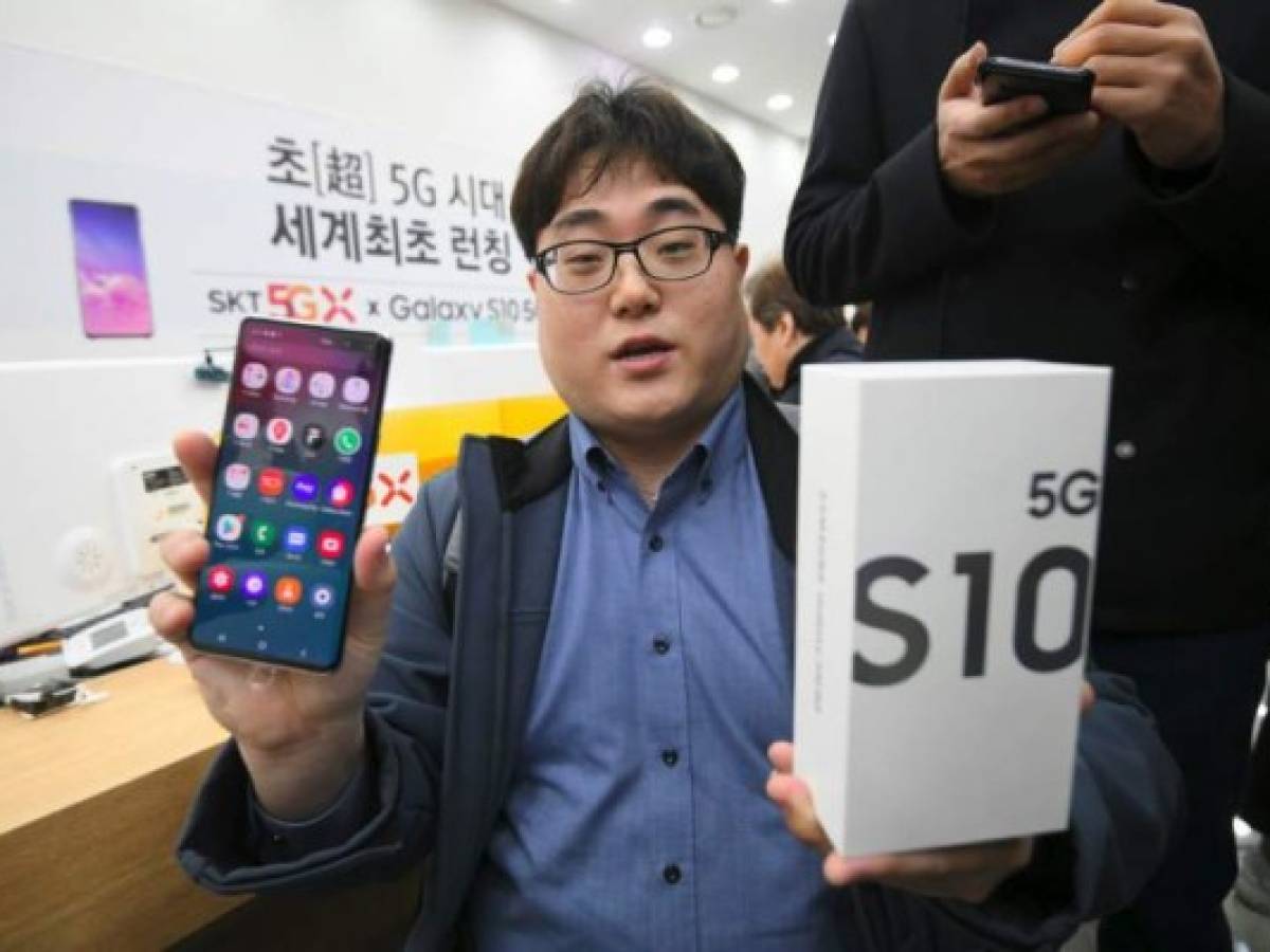 Un usuario de la compañía SK Telecom muestra su Samsung Galaxy S10 el primer dispositivo de venta al público y operando en redes 5G- Corea del Sur fue el primer país en conectar la nueva red para el público. La G es 20 veces más rápida que la 4G y permite descargar una película en un segundo.