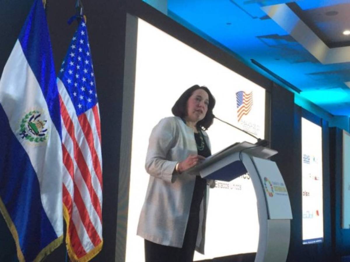 El Salvador: Embajadora de EEUU dice que cooperación está en riesgo