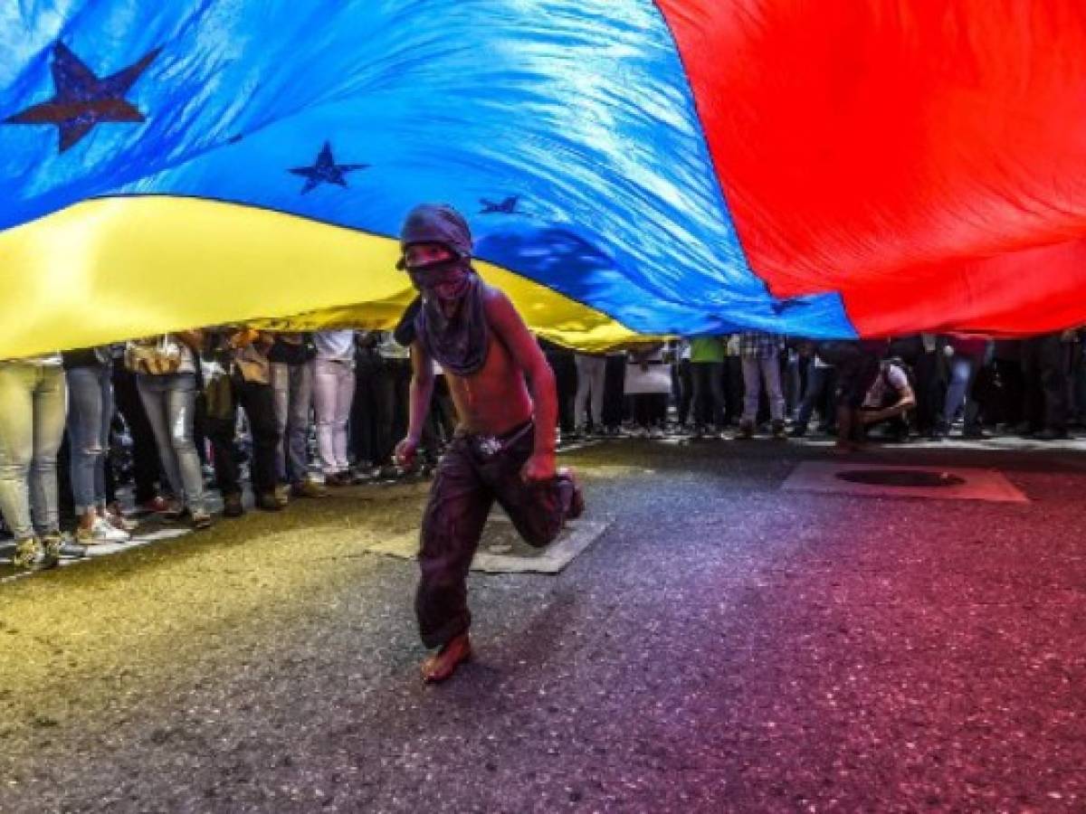 Maduro amenaza con ir a las armas si destruyen revolución bolivariana 
