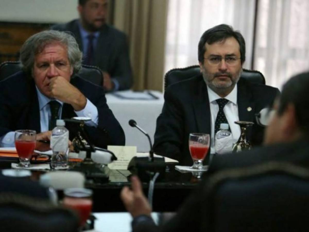 Foto de archivo de Luis Almagro, secretario general de la OEA, junto a Juan Jiménez Mayor, Vocero y representante especial del Secretario General de lucha contra la corrupción de la OEA en Honduras durante una reunión con el presidente Juan Orlando Hernández en enero de 2017. Foto de archivo de Luis Almagro, secretario general de la OEA, junto a Juan Jiménez Mayor, Vocero y representante especial del Secretario General de lucha contra la corrupción de la OEA en Honduras durante una reunión con el presidente Juan Orlando Hernández en enero de 2017.