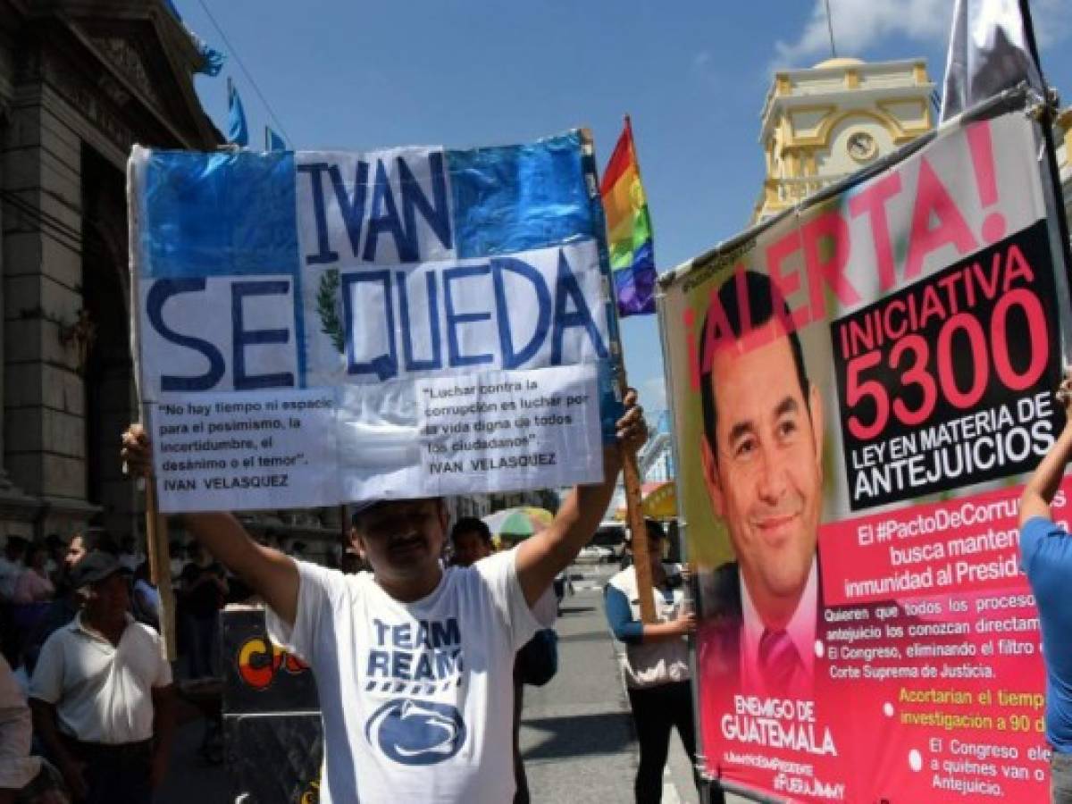 Members of civil associations take part in a protest outside the National Congress in Guatemala City on September 11, 2018, against the government policies on the International Commission Against Impunity in Guatemala (CICIG). Guatemala President Jimmy Morales ordered the head of a United Nations anti-corruption commission be blocked from entering the Central American country just four days after shutting down the mission. The head of the CICIG, Colombian Ivan Velasquez will continue to direct its work from outside the country after he was barred from re-entering the country. / AFP PHOTO / Johan ORDONEZ