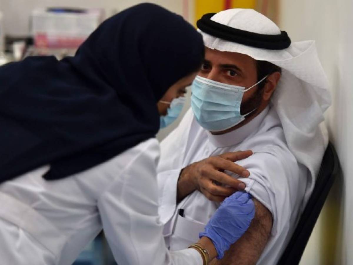 Arabia Saudí obliga vacunarse contra la COVID-19 para acudir al lugar de trabajo