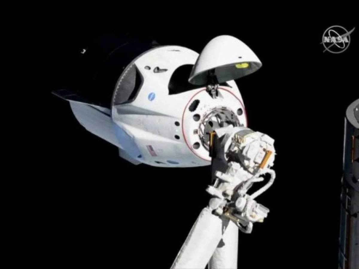 Dragon de SpaceX se acopla con éxito a la Estación Espacial Internacional