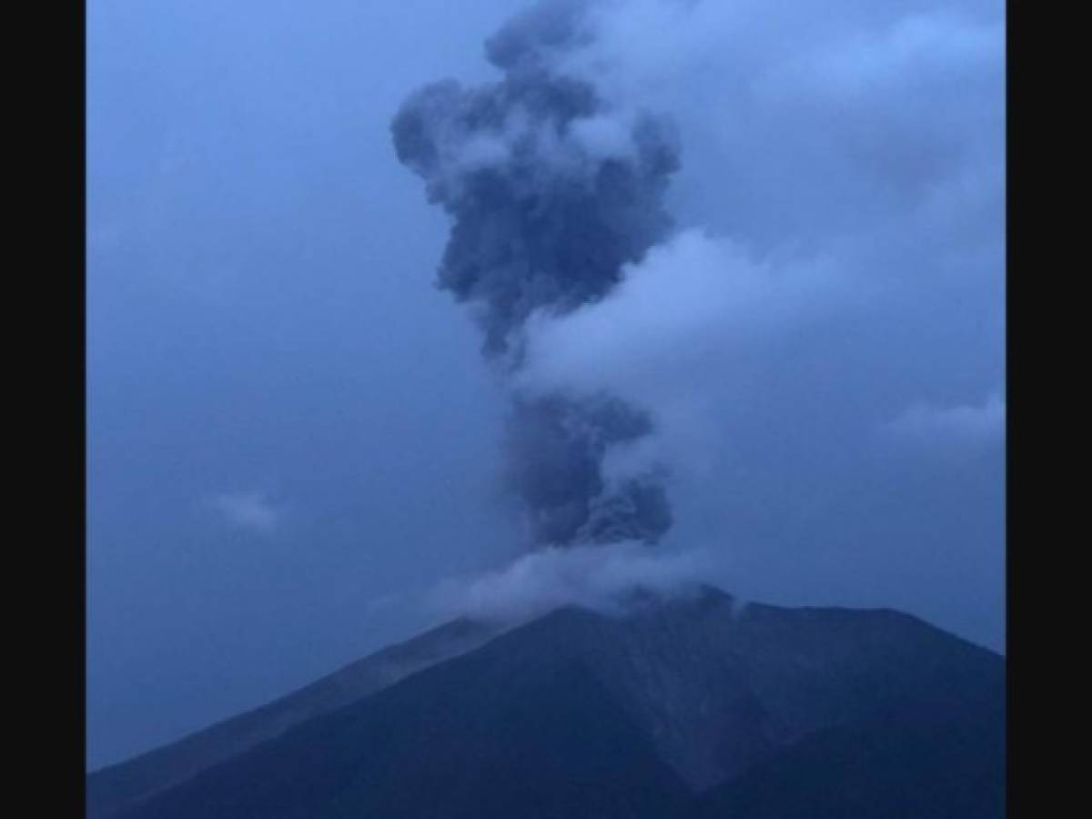 Guatemala: Volcán de Fuego registra fuerte explosión y lanza ceniza