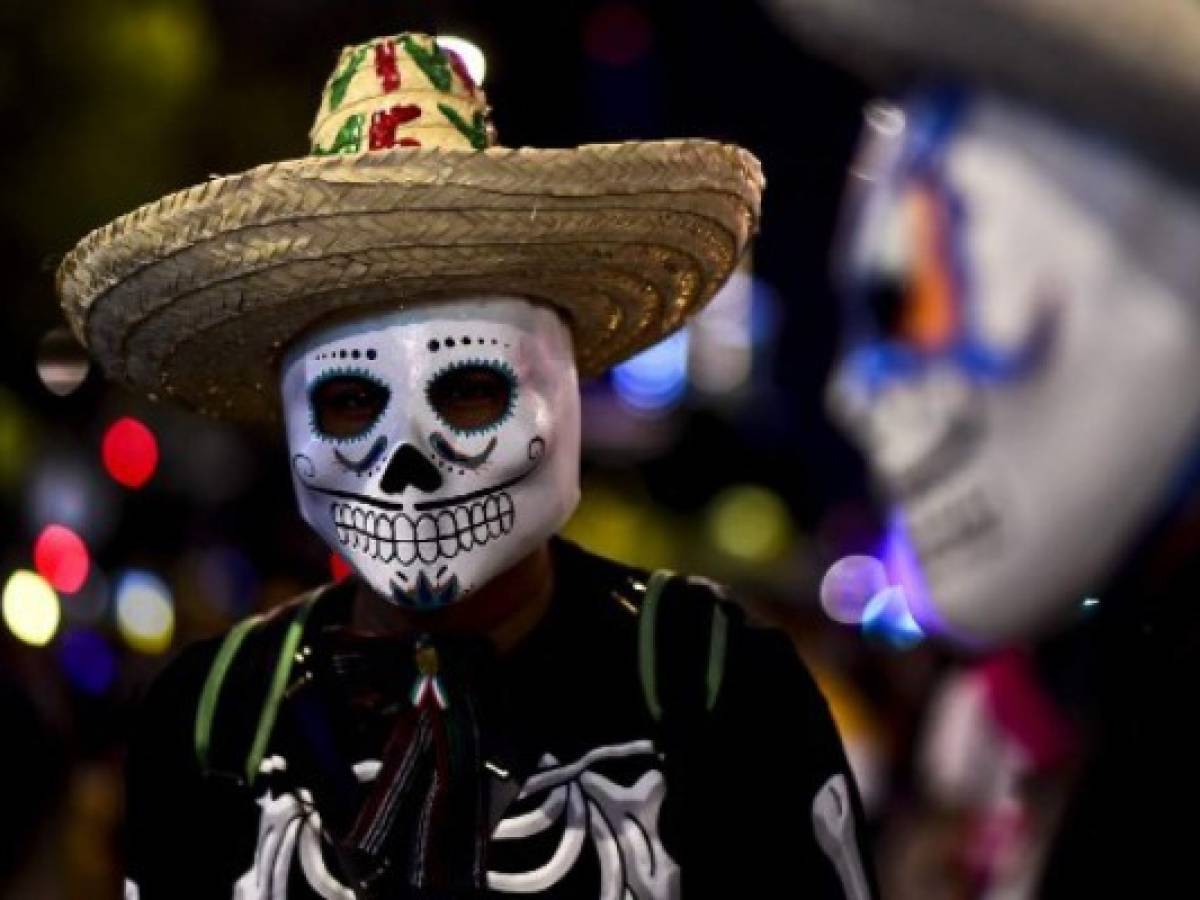 México: Calaveras desfilan previo al Día de Muertos