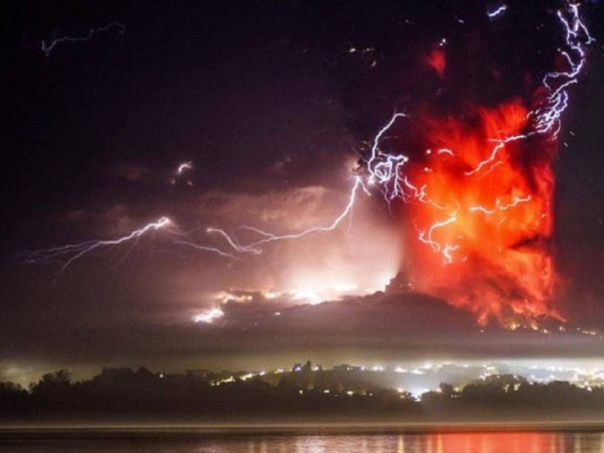 Argentina: cancelan vuelos por volcán chileno