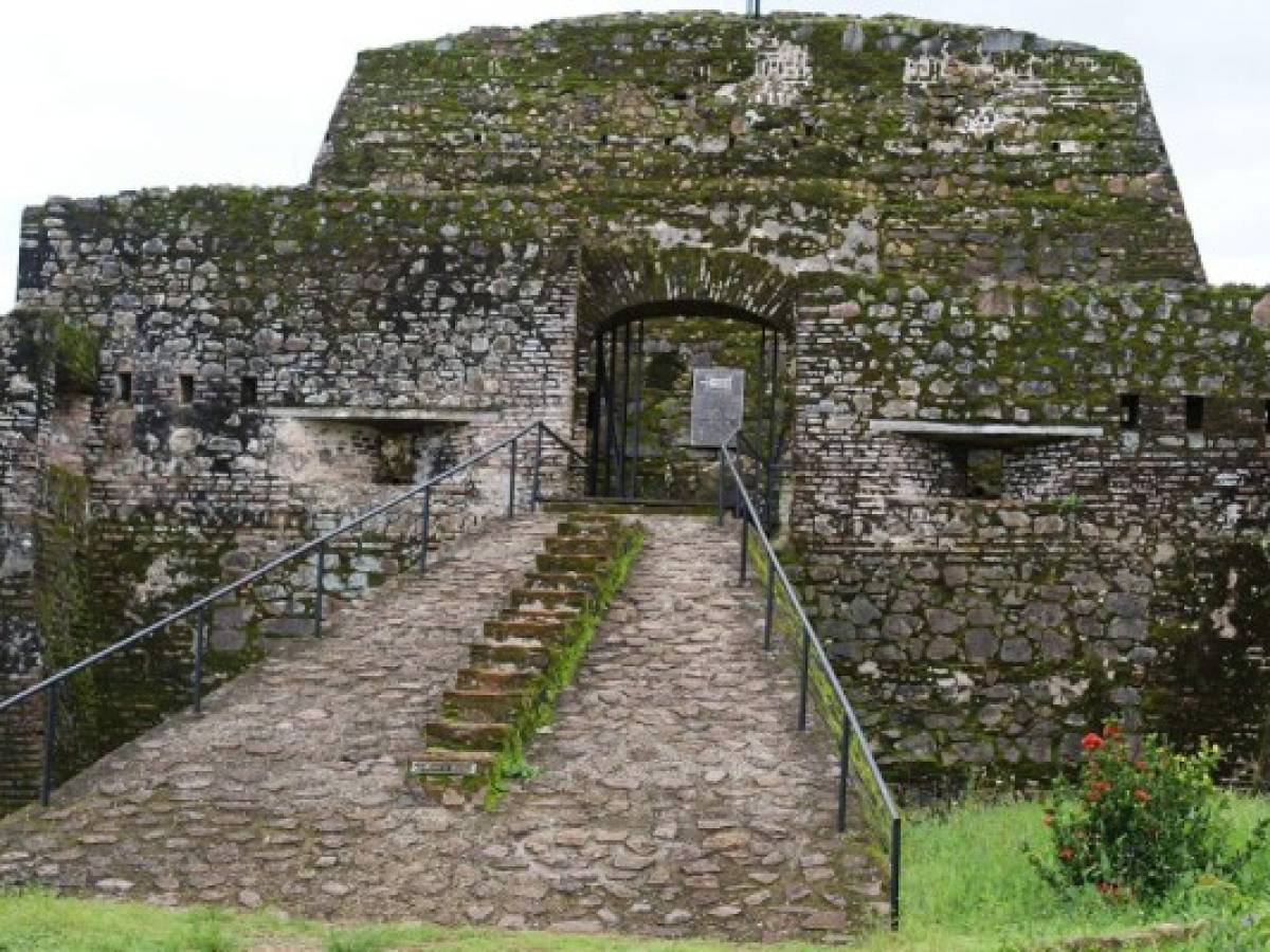 El gobierno de Violeta Barrios de Chamorro declaró la Fortaleza de la Inmaculada Concepción, de El Castillo, Patrimonio Histórico, en agosto de 1993. (Foto de R.Fonseca) El gobierno de Violeta Barrios de Chamorro declaró la Fortaleza de la Inmaculada Concepción, de El Castillo, Patrimonio Histórico, en agosto de 1993. (Foto de R.Fonseca)