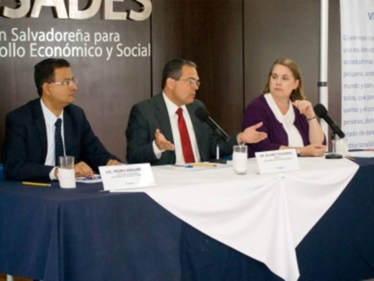 Estancada: economía salvadoreña, tras corneada, apaleada