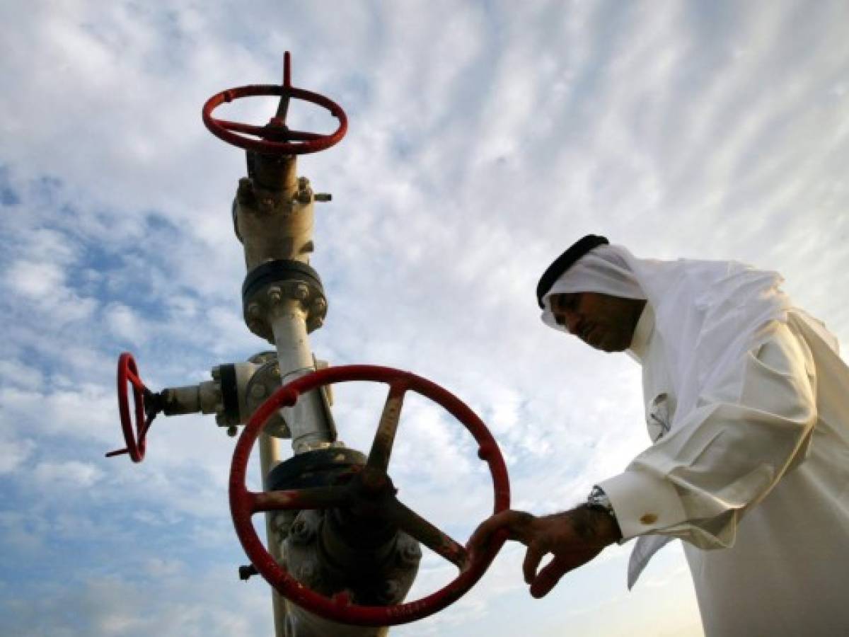 Petróleo cae presionado por oferta saudita y de EE.UU.