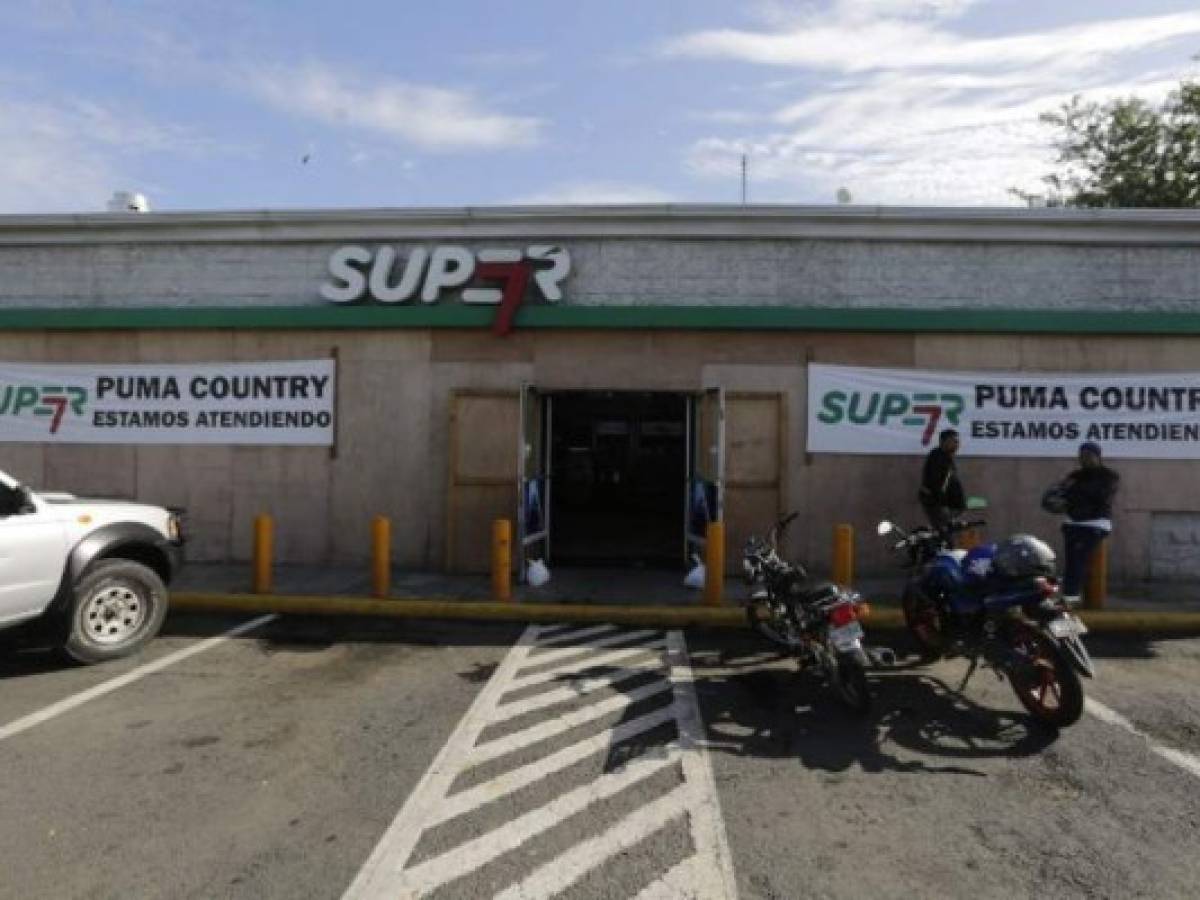 View of the shop of a gas station with its windows covered to prevent possible attacks in Managua on August 8, 2018.The political turbulence hit hard on the Nicaraguan economy, leaving devastated tourist cities, closed shopping centers, hotels and restaurants, no credit for agriculture and rife unemployment. / AFP PHOTO / INTI OCON