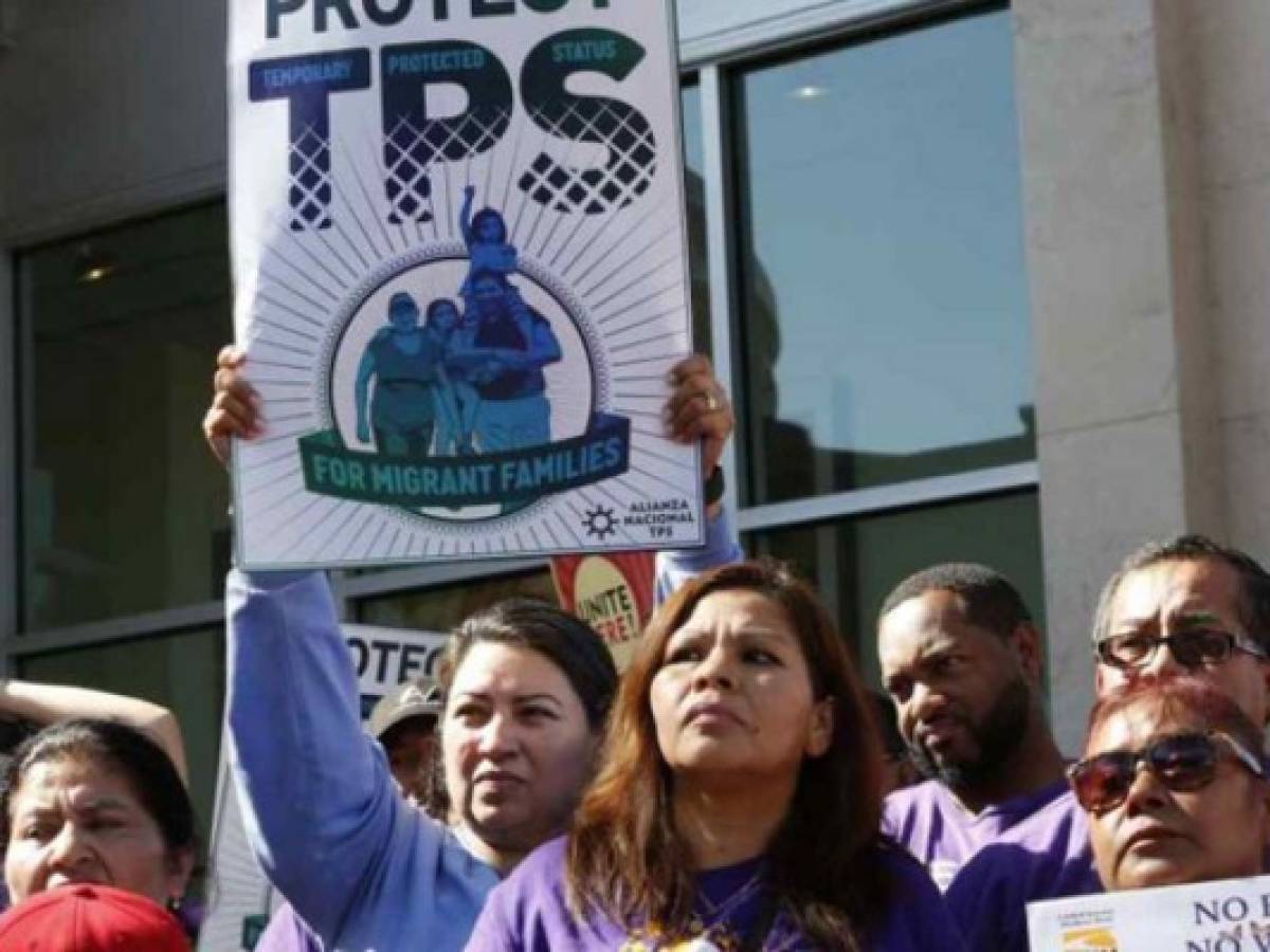 Más migrantes demandan a Trump por no renovar el TPS