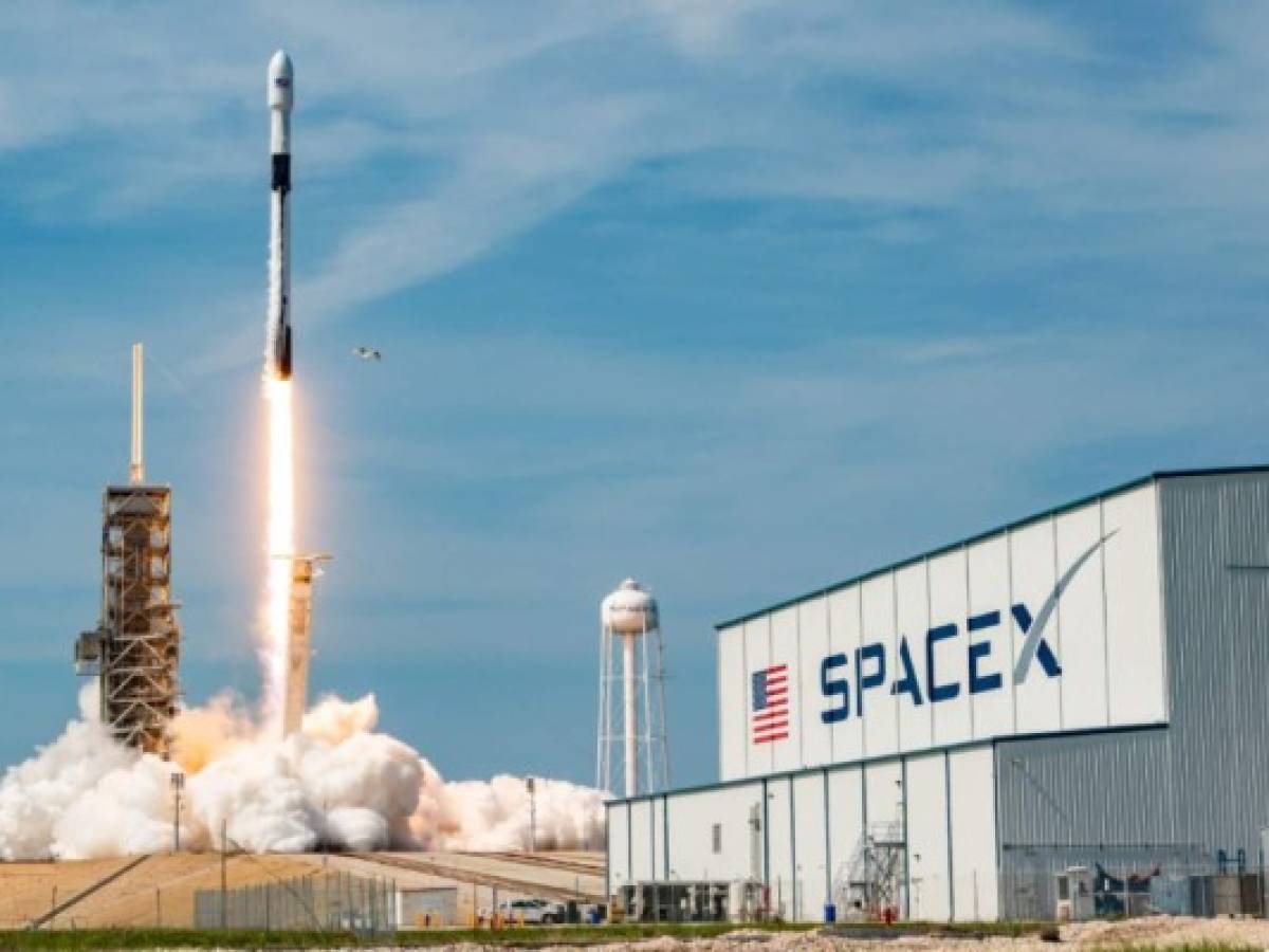 SpaceX quiere 42.000 satélites en su constelación artificial