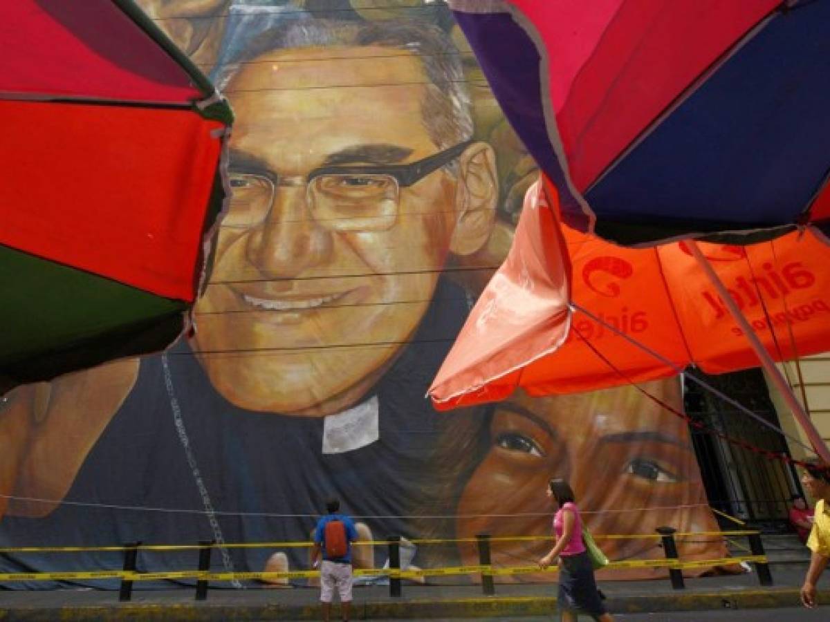 Salvadoreños rinden tributo a arzobispo Romero a 36 años de su asesinato