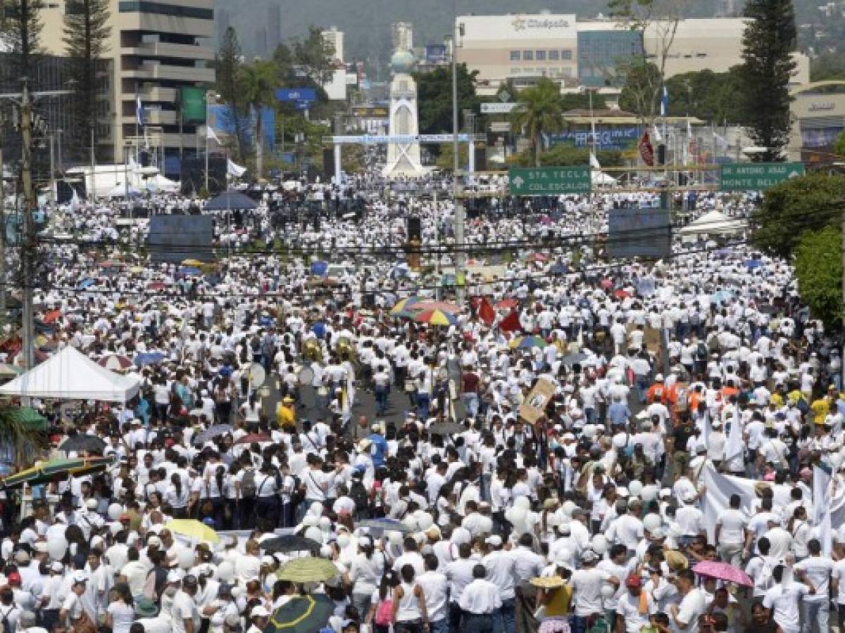 Multitudinaria ‘marcha blanca’ contra la violencia en El Salvador