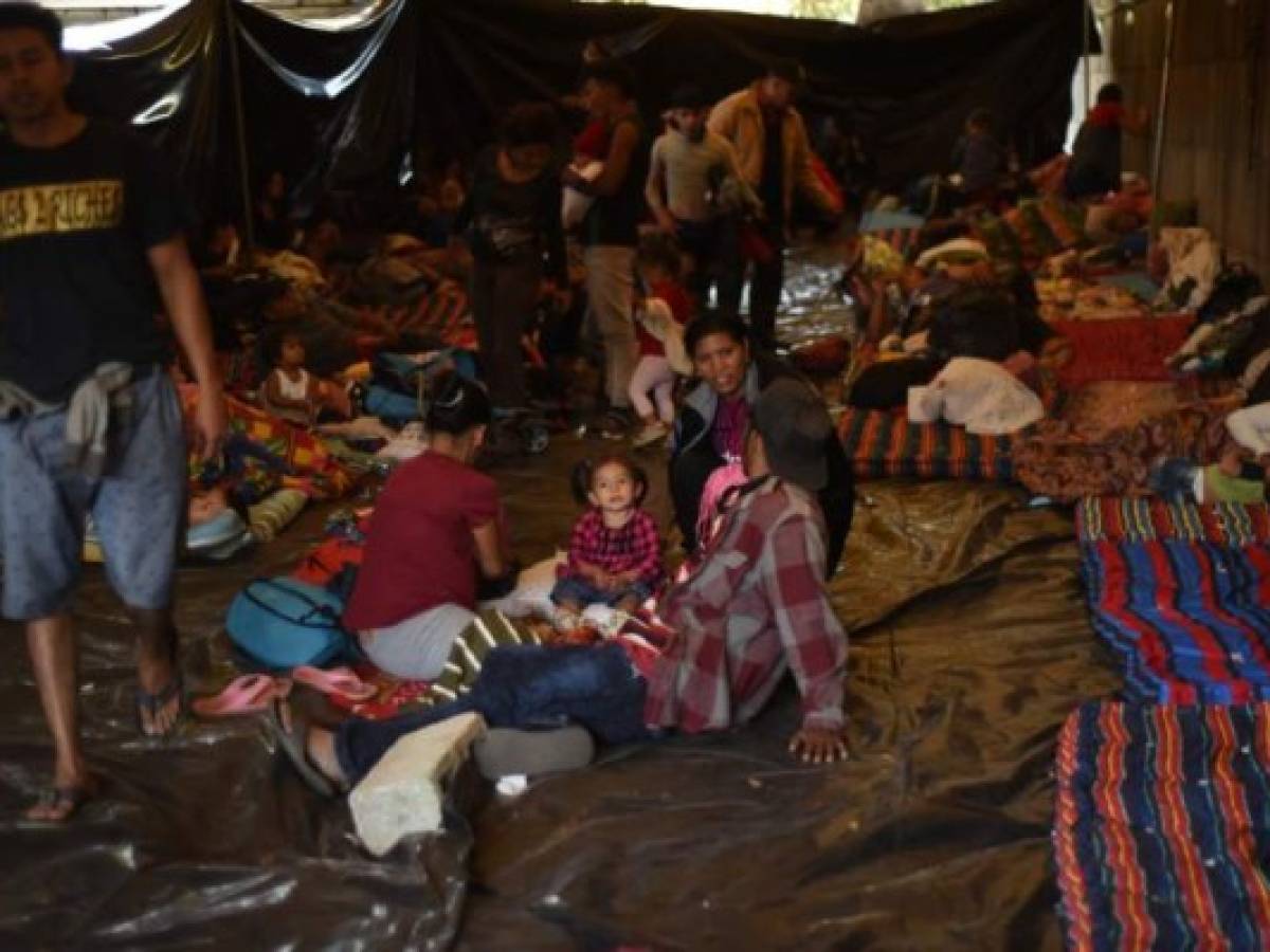 Honduran migrants rest at Casa del Migrante (Migrant House) shelter in Guatemala City, on January 17, 2020, on their way to the US. - Mexican President Andres Manuel Lopez Obrador offered 4,000 jobs Friday to migrants in a new caravan currently crossing Central America toward the United States. The caravan, which formed in Honduras this week and is making its way across Guatemala, currently has around 3,000 migrants, Lopez Obrador said. (Photo by Johan ORDONEZ / AFP)