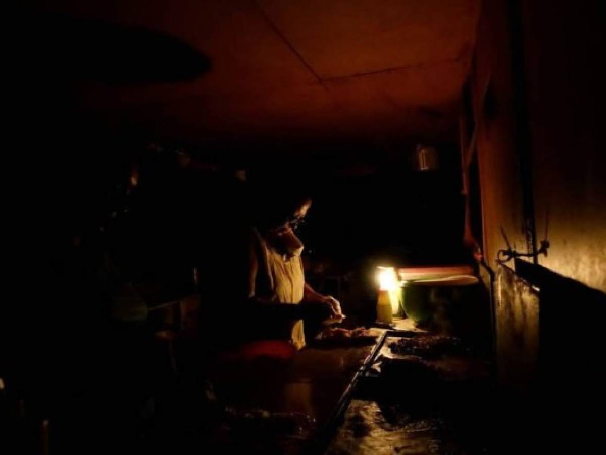 Explosión en planta eléctrica deja a oscuras a buena parte de Venezuela